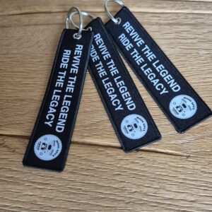 Mooi Spul Garage Sleutelhanger – Revive the Legend, Ride the Legacy