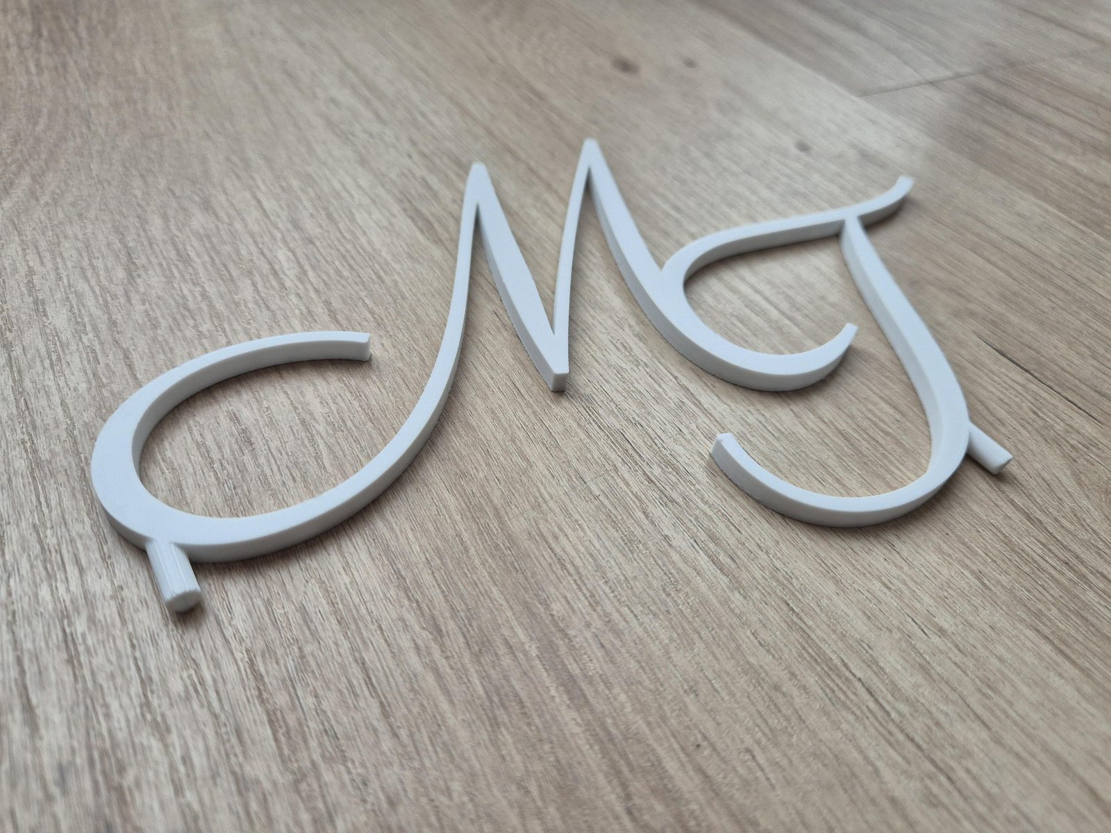 Detail van een gepersonaliseerde taarttopper met sierletters van PLA